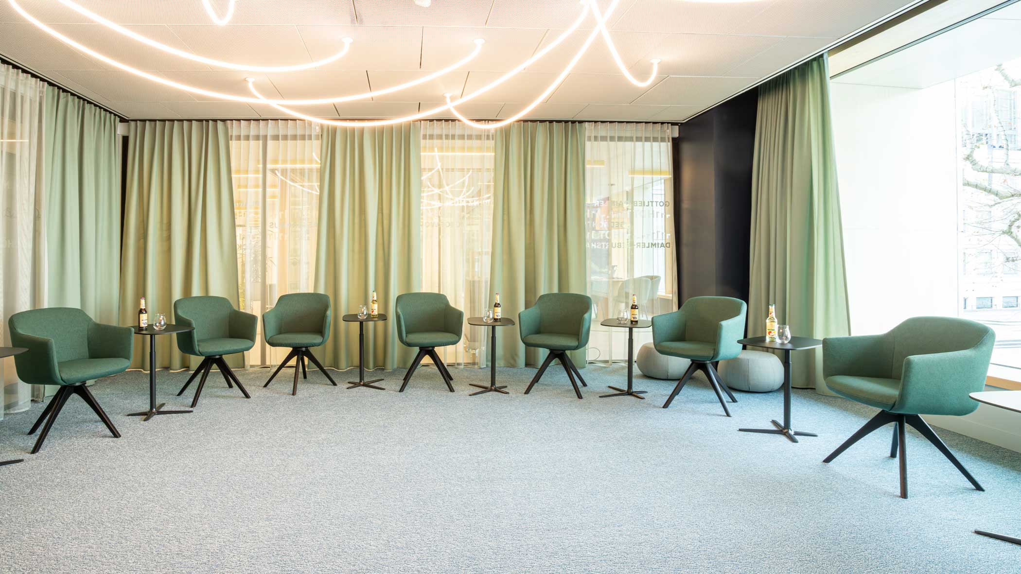 Konferenzraum Zukunft, Stuttgart-Marketing GmbH, Sarah Schmid Grüne Stühle in einem Halbkreis mit je einem eingedeckten Beistelltisch.