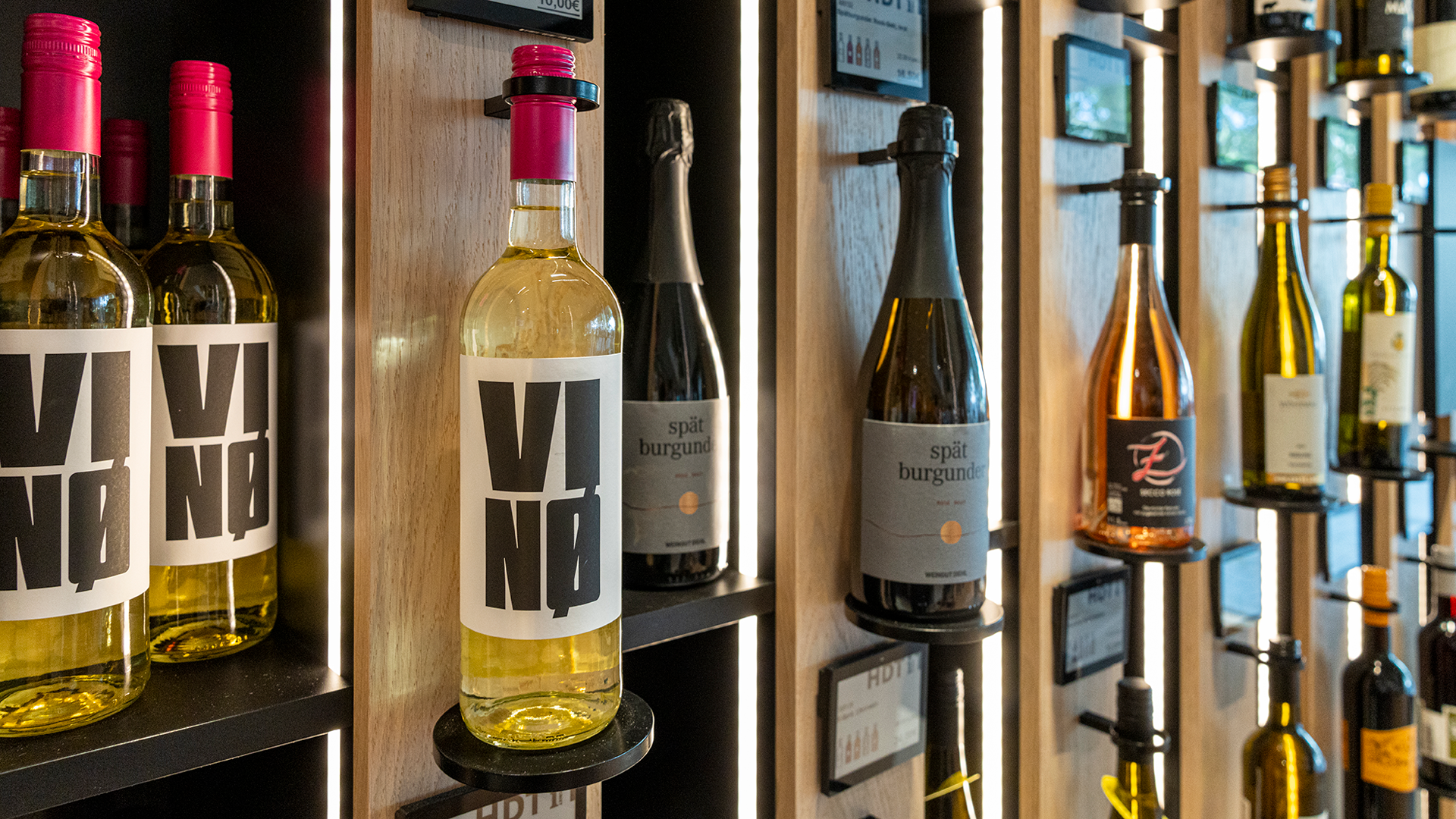 Weinregal im i-Punkt, SMG, Sarah Schmid
