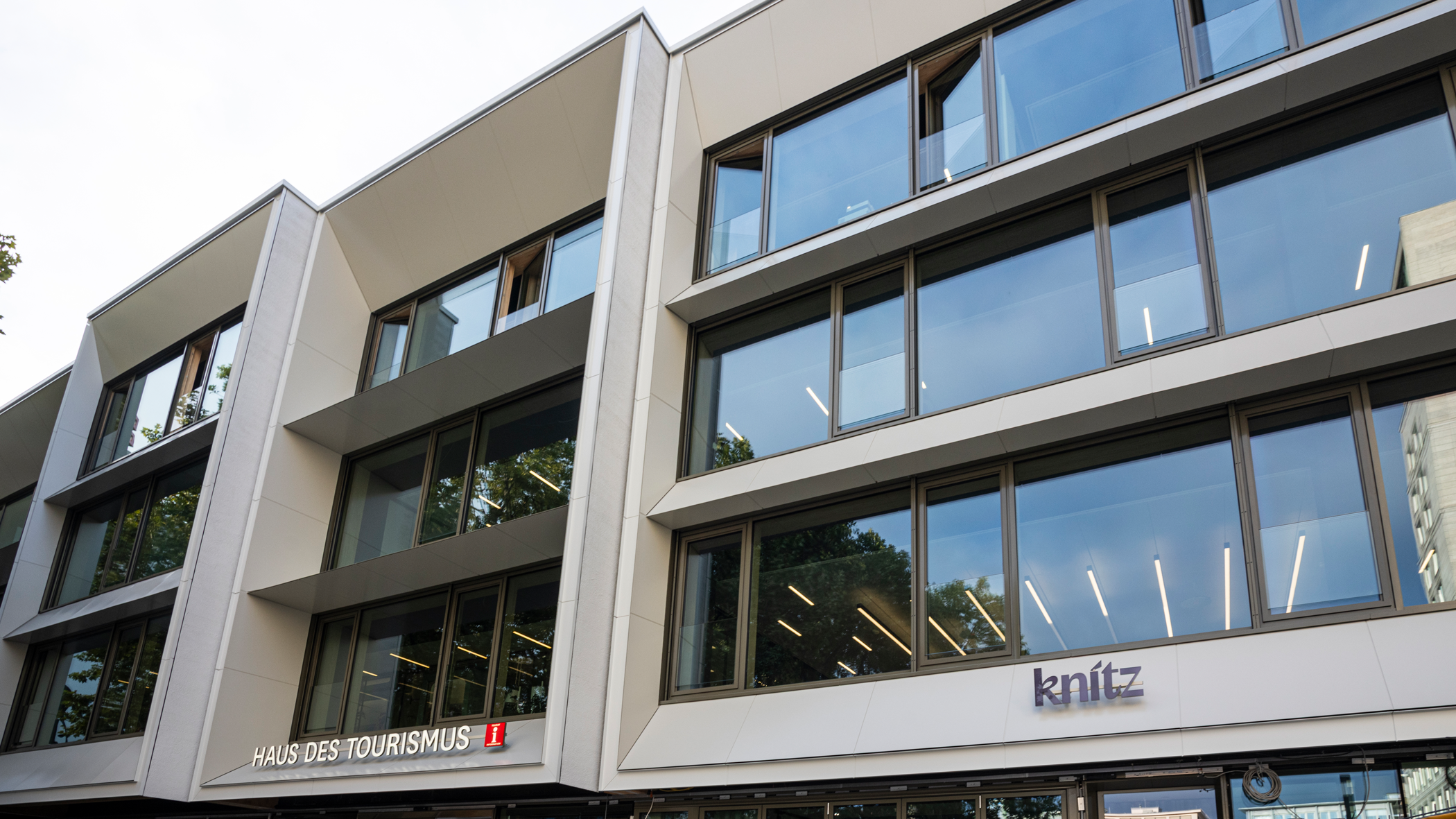 Fassade zum Marktplatz, Stuttgart-Marketing GmbH, Sarah Schmid Blick am Gebäude hoch, unten im Bild die Schriftzüge über den Eingängen zur Tourist-Information und zur Gastro: Haus des Tourismus sowie knitz.