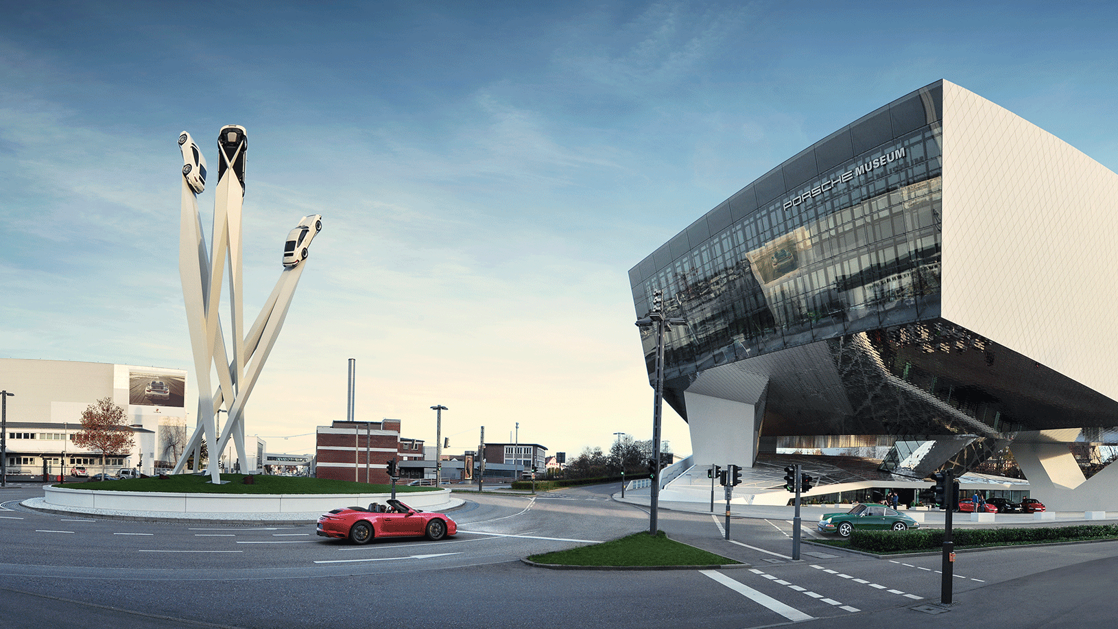 Porsche Museum Stuttgart Außenansicht, Porsche AG Das Porsche Museum in Stuttgart mit futuristischer Architektur und einer Skulptur von drei Autos auf hohen Säulen vor blauem Himmel.
